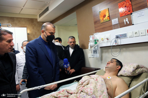 عیادت وزیر امور خارجه از مجروحان حادثه سفارت آذربایجان