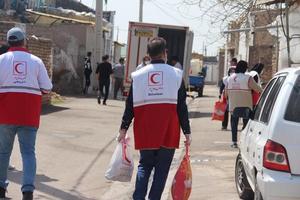 نجاتگران قزوین، بسته‌های غذایی را در مناطق محروم توزیع کردند