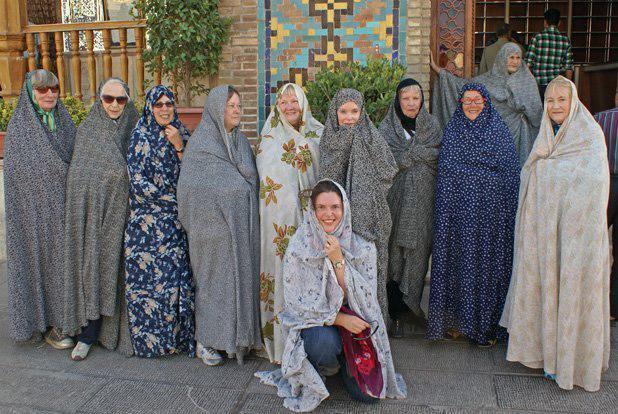  گردشگران زن اروپایی در صحن امامزاده حسین قزوین+ تصویر