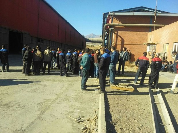 کارگران مجتمع فولاد نطنز خواستار پرداخت 9 ماه حقوق معوقه خود شدند