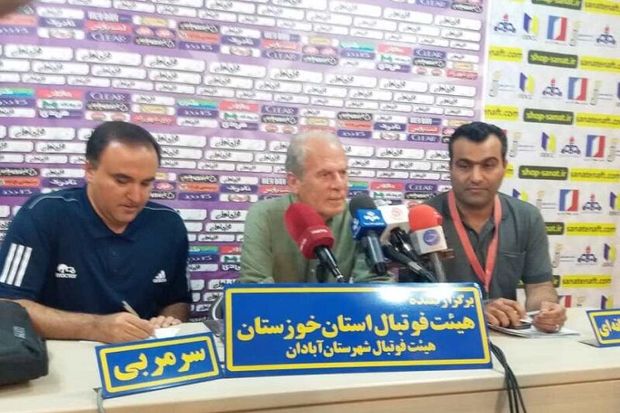 خبرنگاران آبادانی نشست خبری مصطفی دنیزلی را تحریم کردند