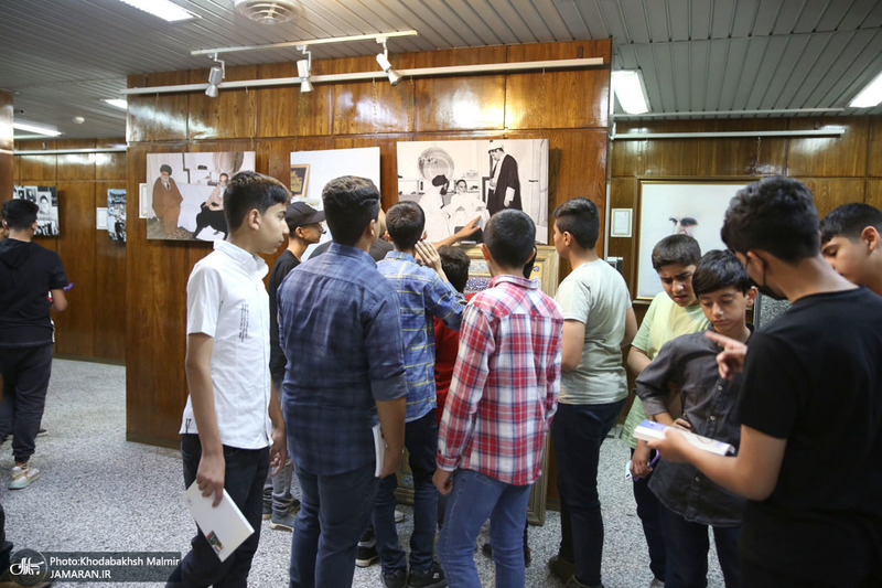 بازدید جمعی از دانش آموزان و مهمانان خارجی از بیت امام خمینی (س) در جماران