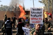 معترضان عراقی سفارت آمریکا در بغداد را به آتش کشیدند/ تیراندازی از داخل سفارت به سمت تظاهرکنندگان +تصاویر و فیلم