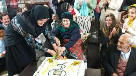 جشن تولد 90 سالگی مادربزرگ آملی با 93 فرزند و نوه