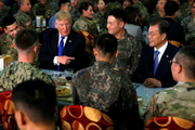 شام ترامپ با نظامیان آمریکایی در کره جنوبی+ تصاویر