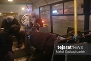 جزییات یک پدیده غم‌انگیز دیگر در تهران/ مردمی که برای استراحت شبانه به اتوبوس ها پناه می برند؛ هر شب 25 هزار تومان خرج دارد!  + تصاویر