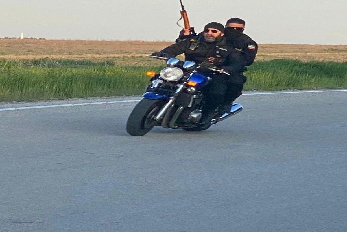 بازیکن سابق پرسپولیس با موتور سنگین پلیس!/ عکس