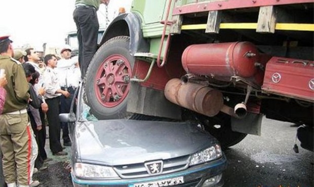 برخورد کامیون با سواری پژو در کارزان حادثه آفرید