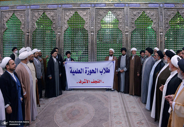 ادای احترام جمعی از اساتید و طلاب حوزه علمیه نجف اشرف به مقام شامخ امام خمینی (س)