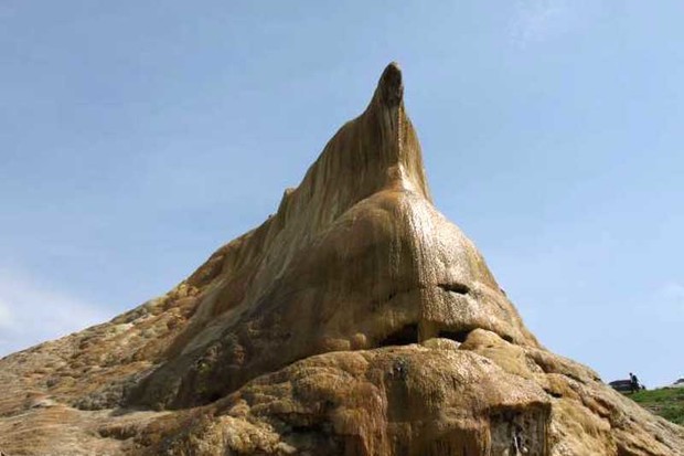 چشمه ای در سردشت که صخره می سازد