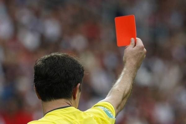 سرمربی ایرانجوان بوشهر: پنج کارت قرمز برای یک تیم دریک بازی، اشتباه داوری است