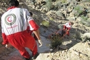 نجات مرد گرفتار شده درارتفاعات آبسرده بروجرد توسط امداد گران هلال احمر