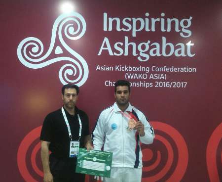 ورزشکاربروجردی مدال نایب قهرمانی مسابقات کیک بوکسینگ آسیا را کسب کرد