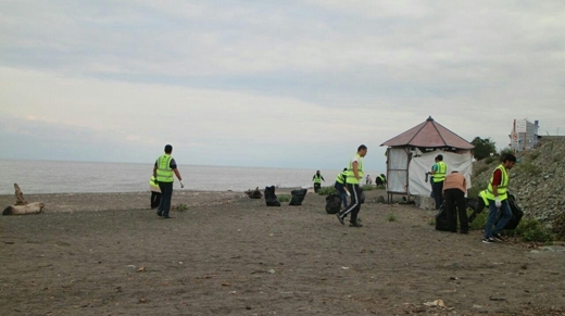 جمع آوری سه تن زباله از نوار ساحلی آستارا