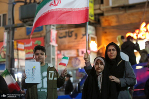 حرکت دسته مردمى پرچمداران ایران به مناسبت روز جمهوری اسلامی ایران-۲