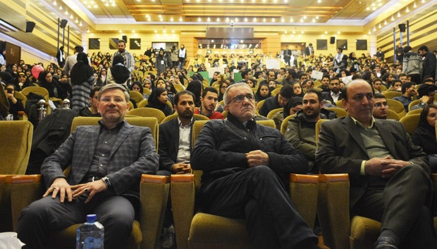 پزشکیان: ما نتوانسته ایم بسیاری از بندهای قانون اساسی را عملی کنیم /
 شکوری راد : رابطه ما با روحانی، انتقاد و اتحاد است/ واعظی جلوی ارتباط ما را با دفتر رئیس‌جمهور بسته است