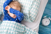 علت تاکید بر خوابیدن کودکان در جای خواب مستقل از والدین
