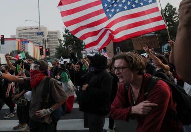 تفنگداران دریایی آمریکا وارد لس آنجلس شدند/ فرماندار کالیفرنیا هشدار داد: دموکراسی در معرض حمله  است!