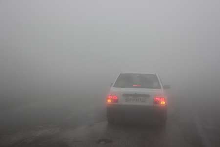 مه غلیظ تردد خودروها را در گردنه های خراسان شمالی کند کرد