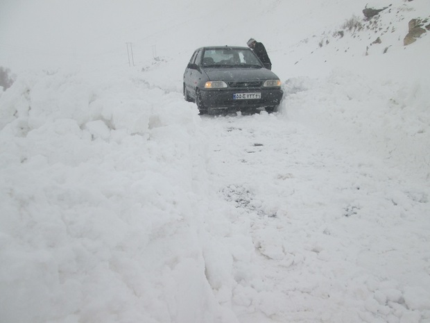 بارش برف، راه ارتباطی 50 روستای الیگودرز را قطع کرد