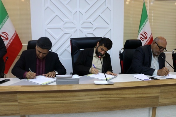 امضاء تفاهم‌نامه بازسازی شبکه برق مناطق سیل زده خوزستان  لزوم توجه ویژه شرکت توانیر به توسعه شبکه برق استان
