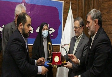 اهدای نشان پهلوانی به معاون وزیر ورزش و جوانان
