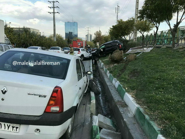 تصادف زنجیره ای سه دستگاه خودرو سواری در بزرگراه شهید حقانی تهران با 3 مصدوم