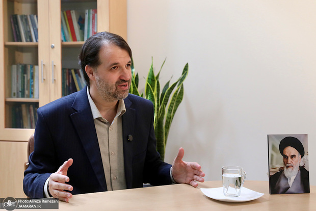 پرویز امینی، استاد دانشگاه: جامعه‌سازی امام باعث پیروزی در جنگ رمضان شد/ رجال سیاسی و نیروهای فکری ما آشنایی چندانی با اندیشه‌های امام ندارند/ باید رویکرد «تداوم و تغییر» را در پیش گیریم که هر دو با ارجاع به اندیشه امام ممکن است/ جامعه‌ای با این کثرت، 