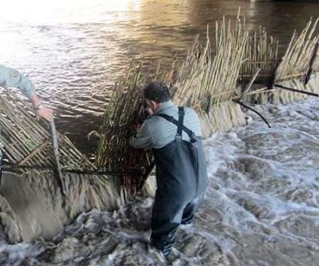 سدهای غیر مجاز ماهیگیری در رودخانه های آستارا جمع آوری شد