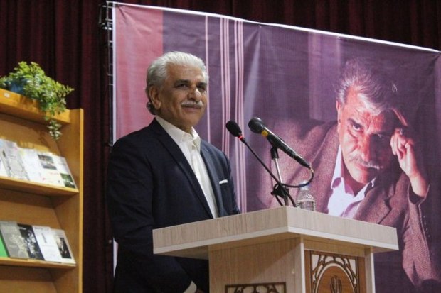 استاد دانشگاه: باید با تمام وجود هویت ایرانی را حفظ کنیم
