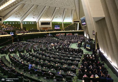 نامه هشدار آمیز 165 نماینده مجلس به سران قوا: ریشه تورم ارز است/ حذف ارز 28,500 تومانی موجب افزایش تورم و تشدید انتظارات تورمی خواهد شد و ارائه کالابرگ قطعاً نمی‌تواند اثر افزایش قیمت‌ها را جبران کند