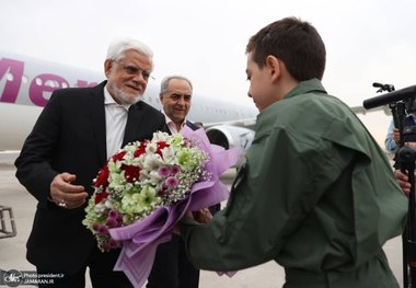 معاون اول رئیس‌جمهور وارد تبریز شد/ عارف: بازدید از یک طرح مهم آبرسانی و افتتاح مجموعه کشت و صنعت از جمله اهداف سفر به استان آذربایجان شرقی است 