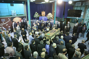 مراسم تشییع حجت الاسلام و المسلمین محتشمی پور در حسینیه جماران