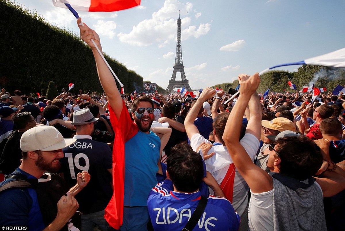 شور و هیجان در پاریس/استقبال گسترده از اعضای تیم ملی فوتبال فرانسه+تصاویر