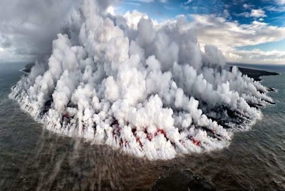 لحظه شگفت انگیز از یک جزیره آتشفشانی در اقیانوس آرام/ عکس