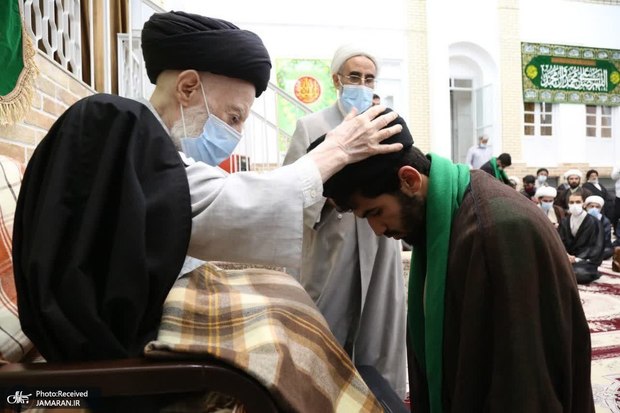 عمامه گذاری جمعی از طلاب به دست آیت‌الله‌العظمی شبیری زنجانی + تصاویر