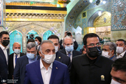 نخست‌ وزیر عراق در حرم مطهر امام رضا (ع) + عکس