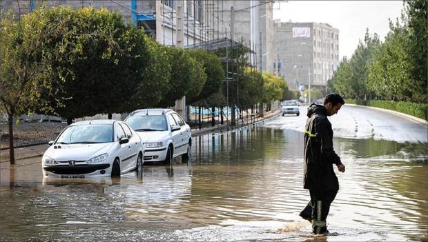 6 حادثه مرتبط با باد و باران در مشهد رخ داد
