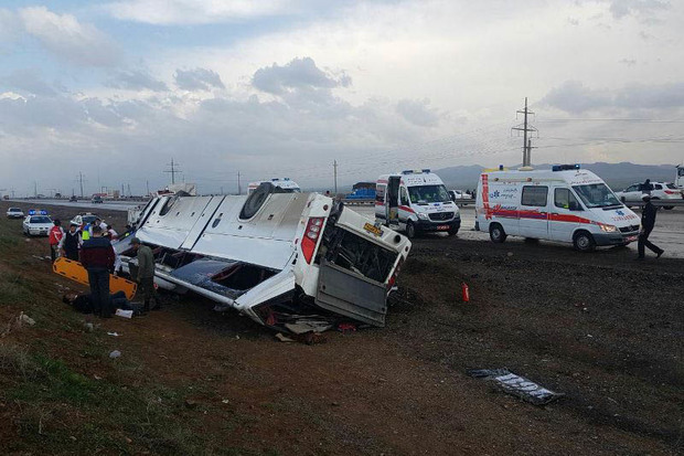 واژگونی اتوبوس در اتوبان زنجان - قزوین 24 مصدوم برجا گذاشت