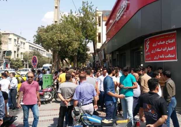 حضور پرشمار فروشندگان ارز در شیراز باعث ترافیک شد