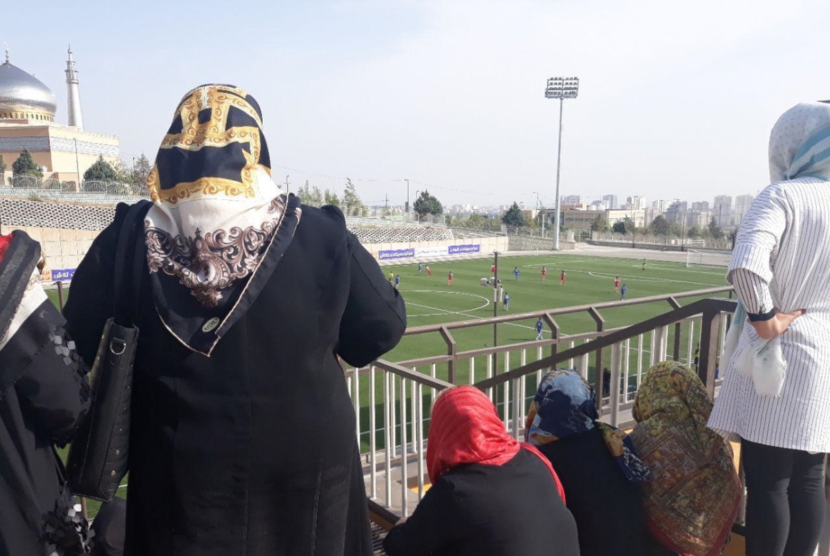 حضور زنان در ورزشگاه برای تماشای دربی امروز + عکس