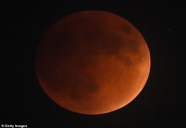 اعلام زمان نخستین ماه گرفتگی سال جدید میلادی 

