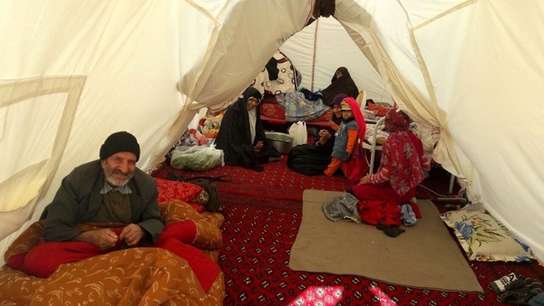 وضعیت سخت زندگی مردم زلزله زده کوهبنان در چادرهای اضطراری  نیاز به کمک خیرین برای تهیه کانکس
