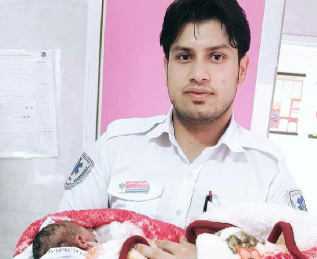 نوزاد عجول دشتی در آمبولانس به دنیا آمد