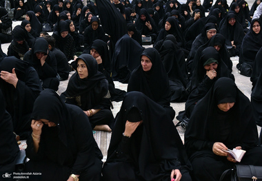 مراسم عزاداری شب هشتم محرم در حرم امام با حضور سید حسن خمینی و اقشار مختلف مردم