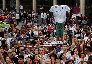 جشن قهرمانی رئال مادرید در کنار هواداران+ تصاویر/ رونالدو قول ماندن داد
