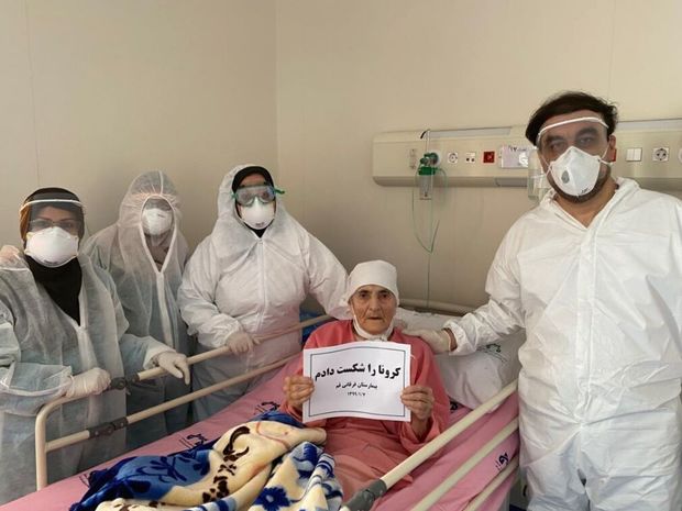زن ۹۰ ساله مبتلا به کرونا در قم پس از بهبودی از بیمارستان مرخص شد