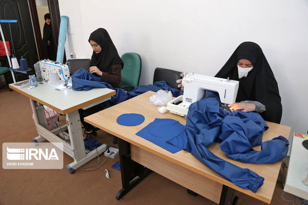 گروه‌های همیار شهرستان البرز روزانه ۲۰۰ عدد لباس ضد کرونا تولید می‌کنند