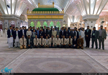 ادای احترام شرکت کنندگان در سی و چهارمین دوره مسابقات قرآن کریم به مقام امام خمینی(س)