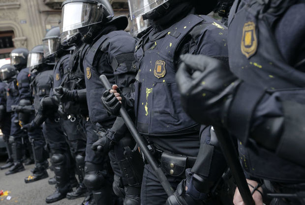 تصاویر/ درگیری معترضان و پلیس در بارسلون
